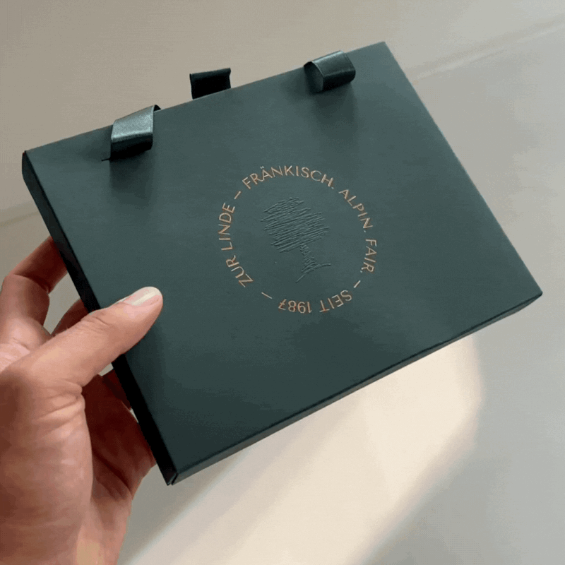 Video laden: Zur Linde Gutscheine Geschenkverpackung